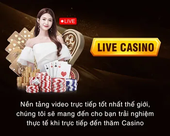 Hình ảnh bàn Baccarat tại acb888 casino với các lá bài và chip cược, minh họa chiến lược chơi.